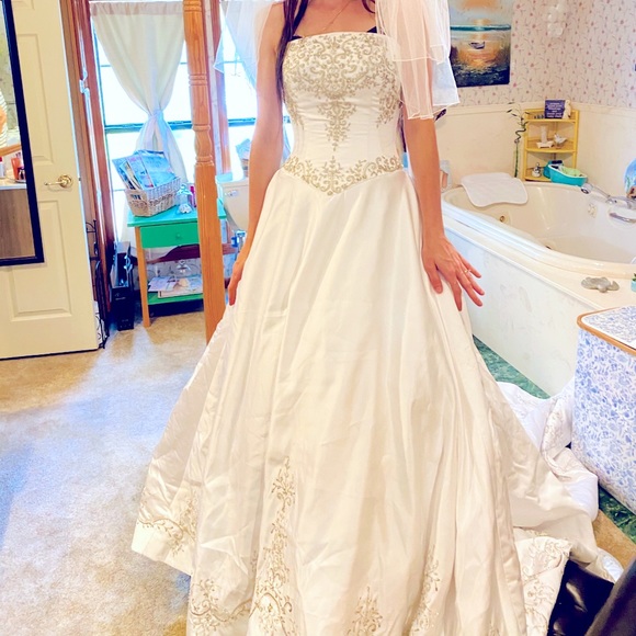 Allure Bridals Dresses & Skirts - Allure Bridals Satin Wedding Dress